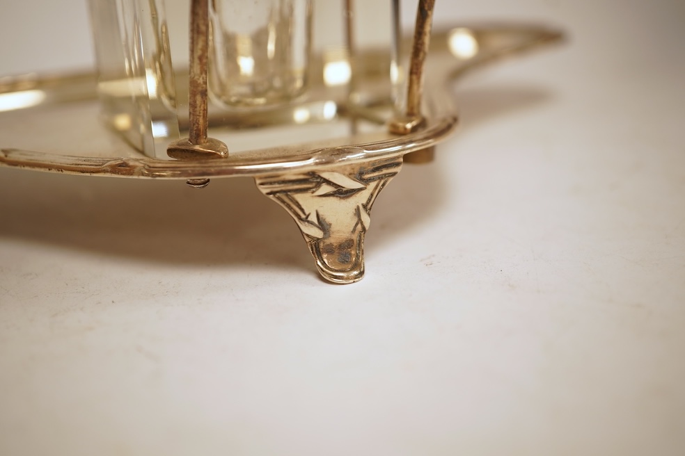 A George V silver inkstand, with single mounted glass well, pen rest and pen recess, with reeded ribbon border, William Hutton & Sons, Sheffield, 1913, 23.9cm, 5.2oz.